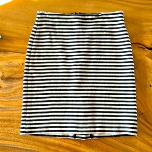 Talbots black and white horizontal stripped pencil skirt size 2P